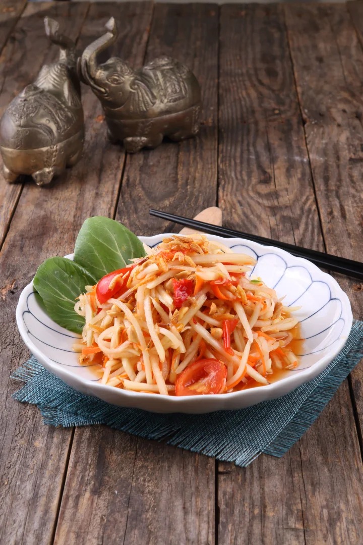 Papaya Salad with Variety of Side Dishes